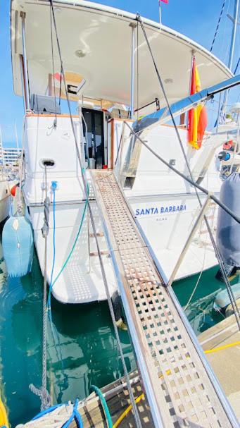 فندق Yacht Y Fiestas سان أدريان دي بيزوس المظهر الخارجي الصورة